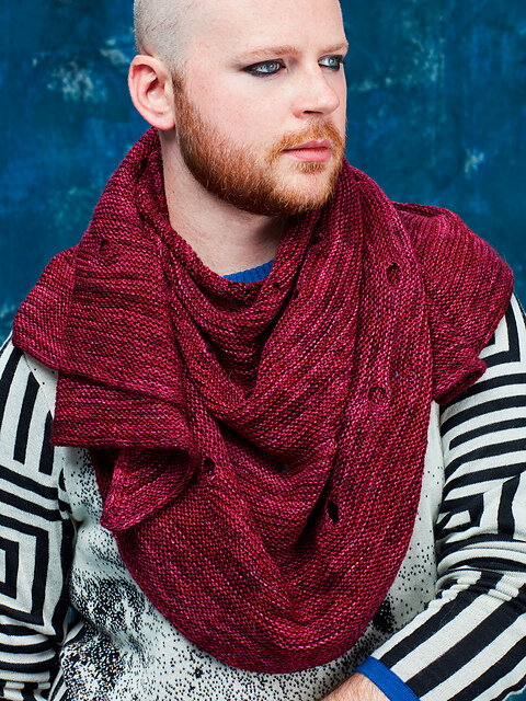 Вязаная спицами шаль