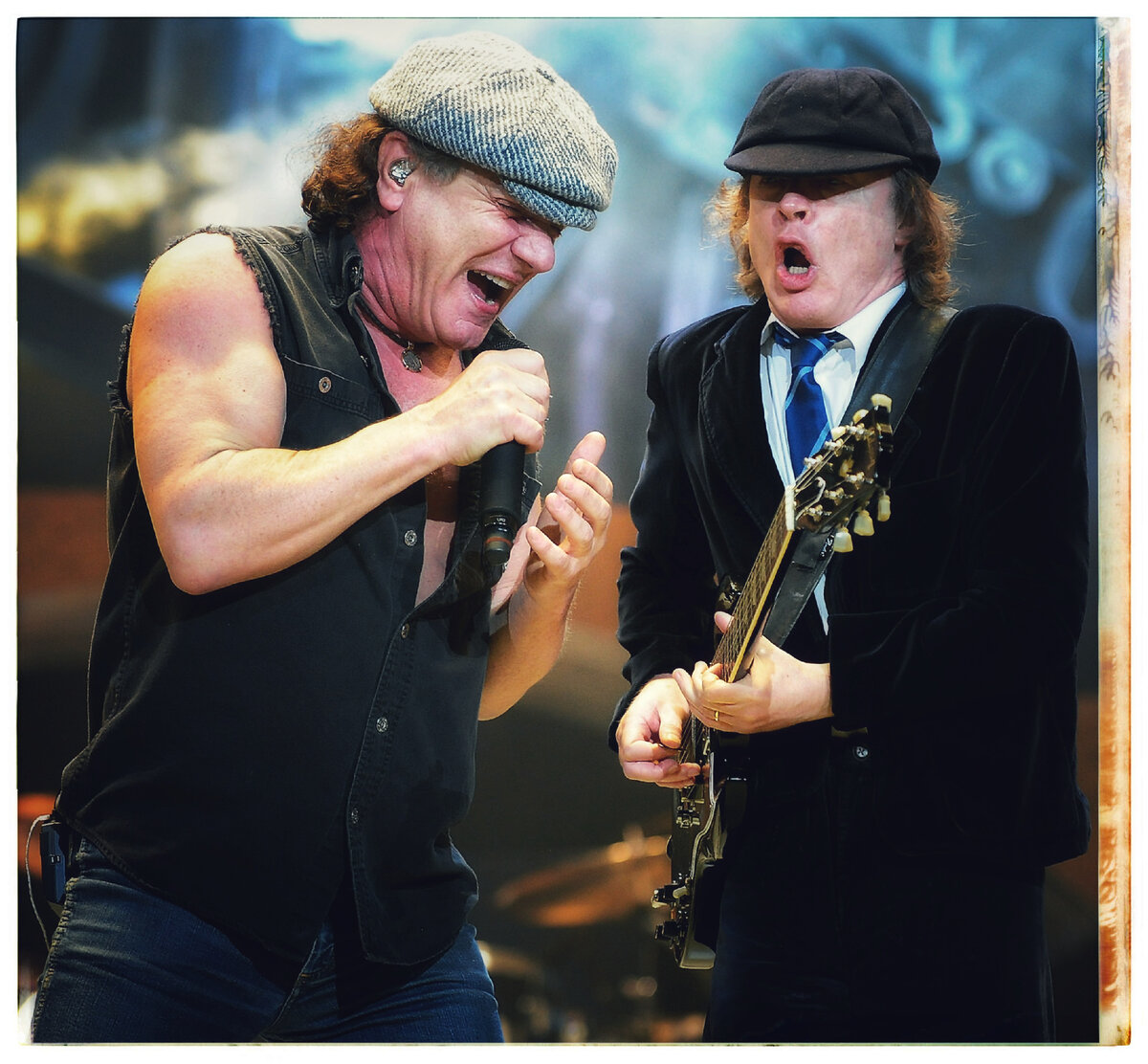 Эйси диси. AC/DC группа. Рок группа АС ДС. Гитарист группы ИСИ ДИСИ. Вокалист Эйси ДИСИ.