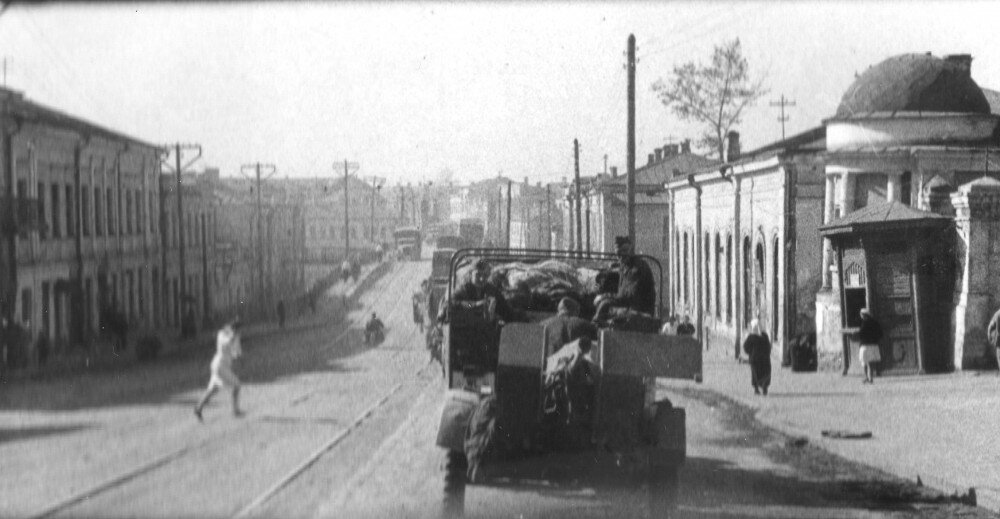 Немецкая колонна движется по ул. Ленина (бывшая ул. Болховская) в сторону Ленинского моста, г. Орёл.