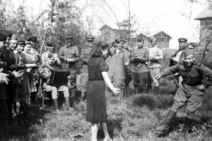 На войне было место даже концертам.