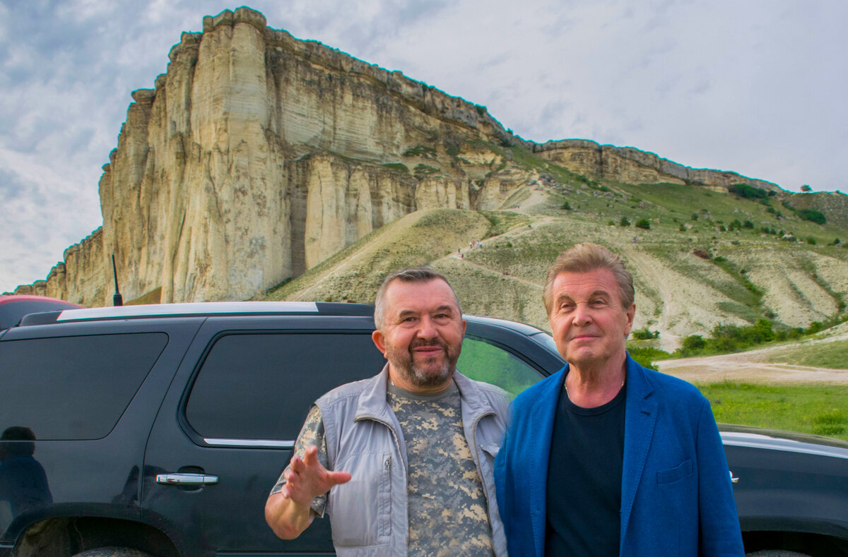 Думаю, друзья, все из нас обожают путешествия. Кому-то нравятся дальние страны, кто-то вполне доволен и нашими красотами, которые ни в чем не уступают заграничным, а в чем-то даже превосходят их. Ну скажите, где еще можно увидеть такие красоты как в Крыму? Ну разве что в пустыне Аризона, до которой огромные расстояния и непомерные расходы на перелет... А здесь все свое родное, и фильмы тут снимались наши, вспомните хотя бы "Всадник без головы", "Кавказская пленница" и другие 😉 Так что, не сидите дома, друзья,  и как только возникает возможность садитесь в седло и вперед, за новыми впечатлениями! Тем более, что такие путешествия иногда преподносят сюрпризы неожиданными встречами с небычными людьми.  