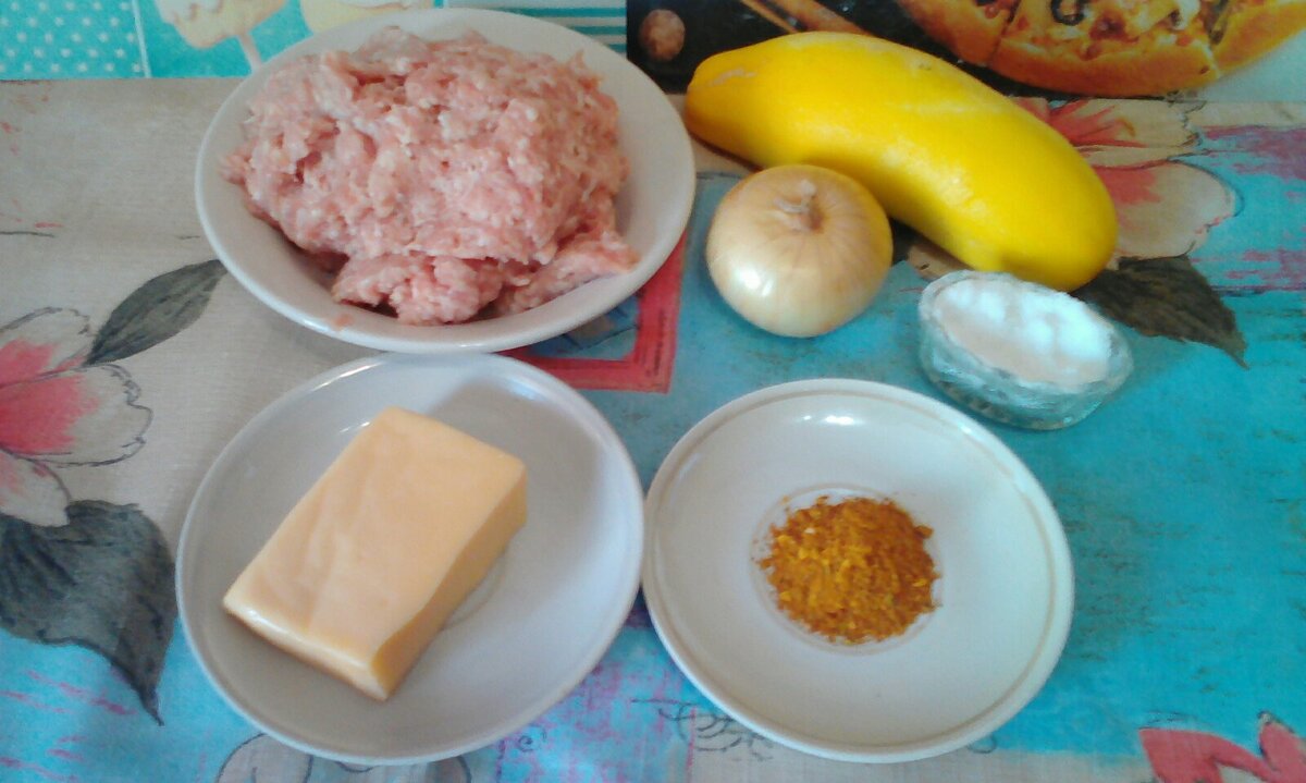 Потребуется: куриный фарш, кабачок, луковица, сыр, соль и специи.