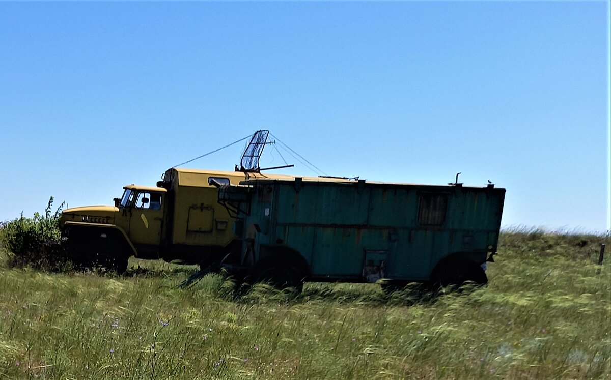 автомобиль Урал си прицеп дополнительного оборудования