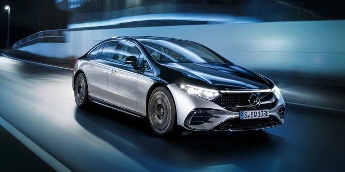 Немецкий автоконцерн Mercedes-Benz приступил к серийному производству аккумуляторных батарей для роскошного электромобиля EQS.