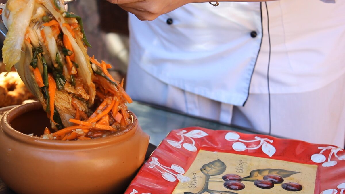 Хочу предложить Вам традиционный рецепт Кимчи. Кимчи из пекинской капусты. Рецептов кмчи очень много, но я использовала именно этот . Он не такой сложный и продукты для нашего рынка доступные. Готовить это не долго и не сложно. Мне нравится в этом рецепте то, что это блюдо готовится не долго. Хранится хорошо. ОНО ОЧЕНЬ ПОЛЕЗНОЕ.Вот  эти  главные приимущества, чтобы я его начала гоовить снова и снова. Давайте скорей начнём готовить кимчи из капусты. Мне не терпится Вам рассказать его рецепт и поделитьтся вкусовыми впечатлениями!. Я всегда все блюда пробую на вкус, и рассказываю Вам какие они. Пошли готовить! Ингредиенты
1 кочан пекинской капусты. Можете брать и больше. Для пробы возьмите 1 вдруг не понравится.