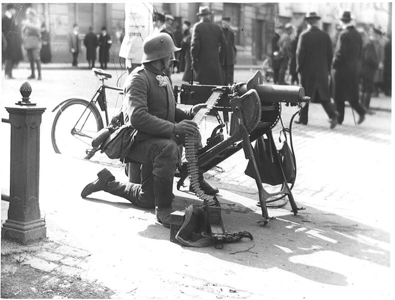 Белым финнам Гражданскую помогли выиграть немцы. А потому белые считали Финляндию сферой немецкого влияния (тогда как колчаковское руководство придерживалось про-антантовских взглядов). 