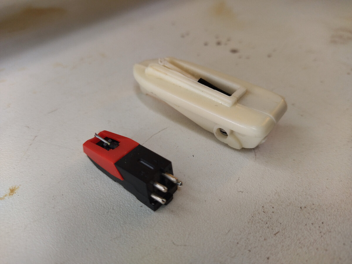 Слева современный китайский звукосниматель. Справа советский ГЗК-58