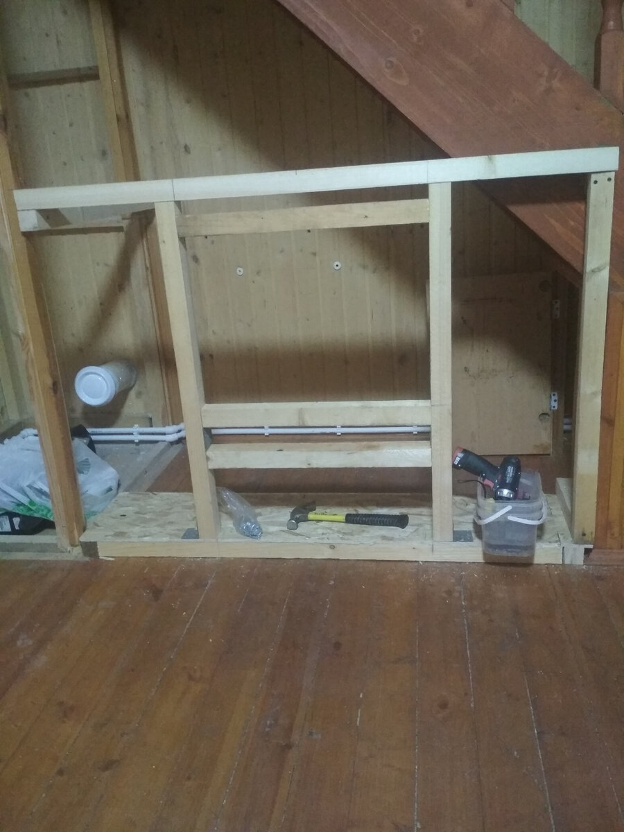 Место нашлось только под лестницей, построила коробку из бруса 5х5