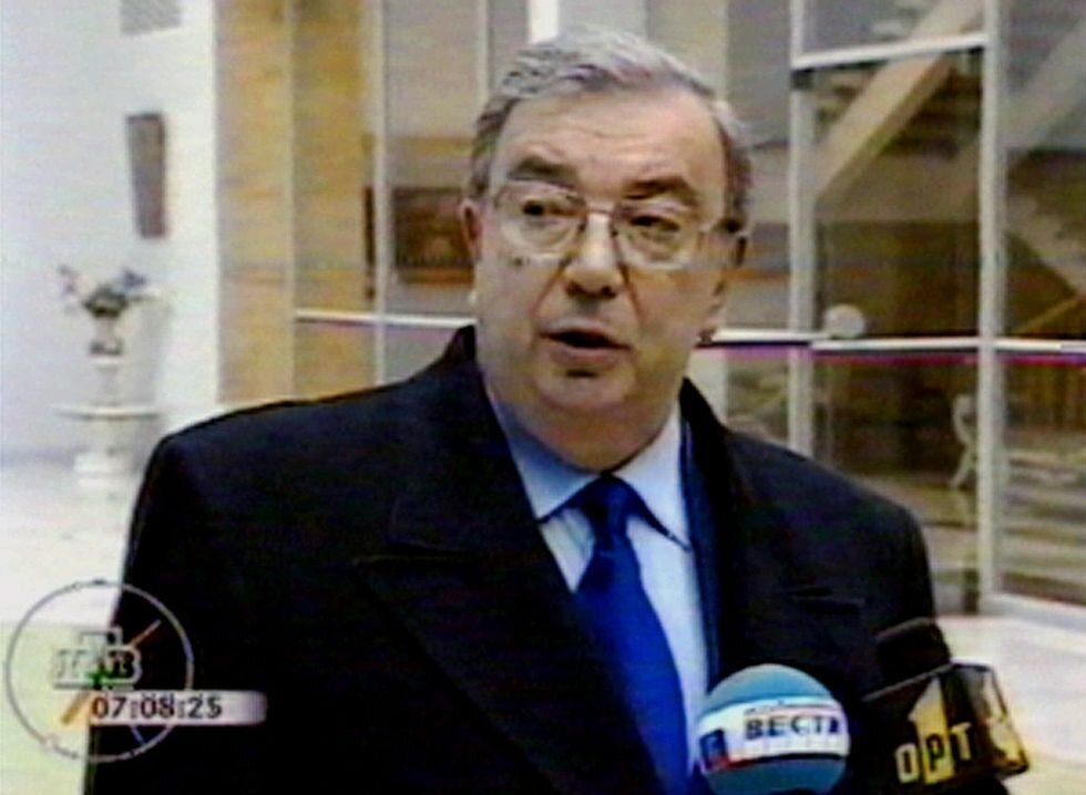 24 марта 1999 года. Евгений Примаков только что приземлился во Внуково после того, как развернул свой самолет по пути в США из-за намерения Штатов бомбить Югославию
