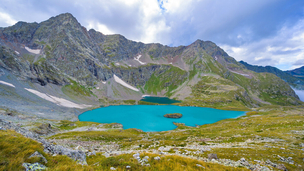 Большое Имеретинское озеро удивляет своим небесно - голубым цветом