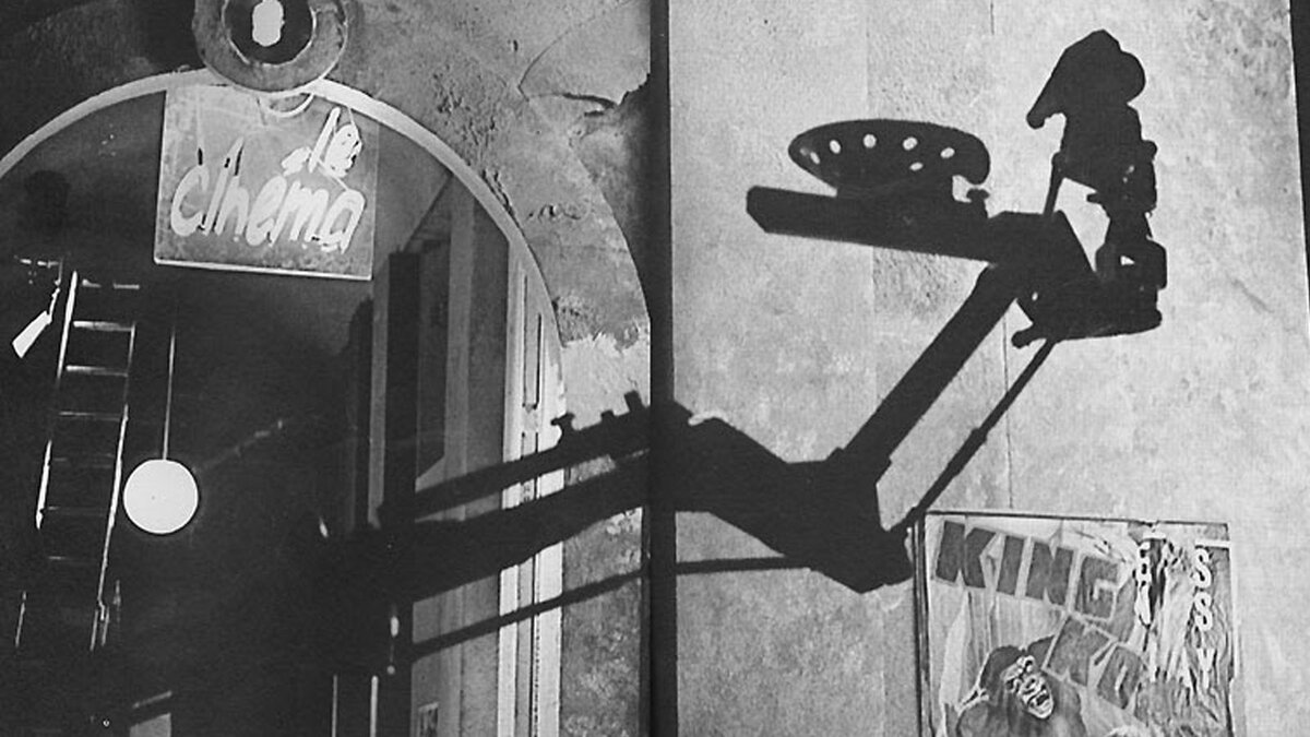 На днях Французская синематека завершила ретроспективу Люка Мулле — режиссера и кинокритика, о котором Жан-Люк Годар когда-то сказал так: «Мулле — это Куртелин глазами Брехта».-2