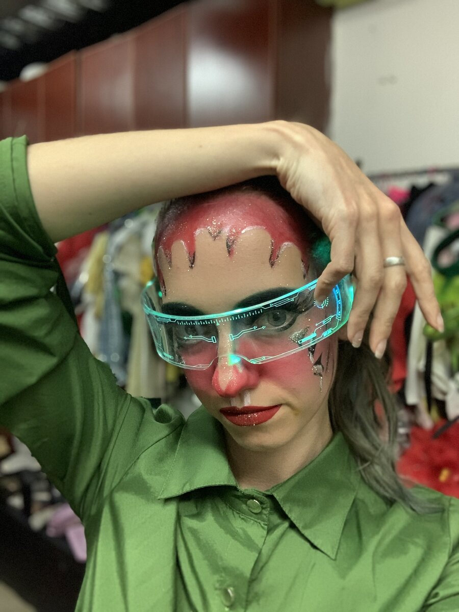 Грим на работе бывает разный