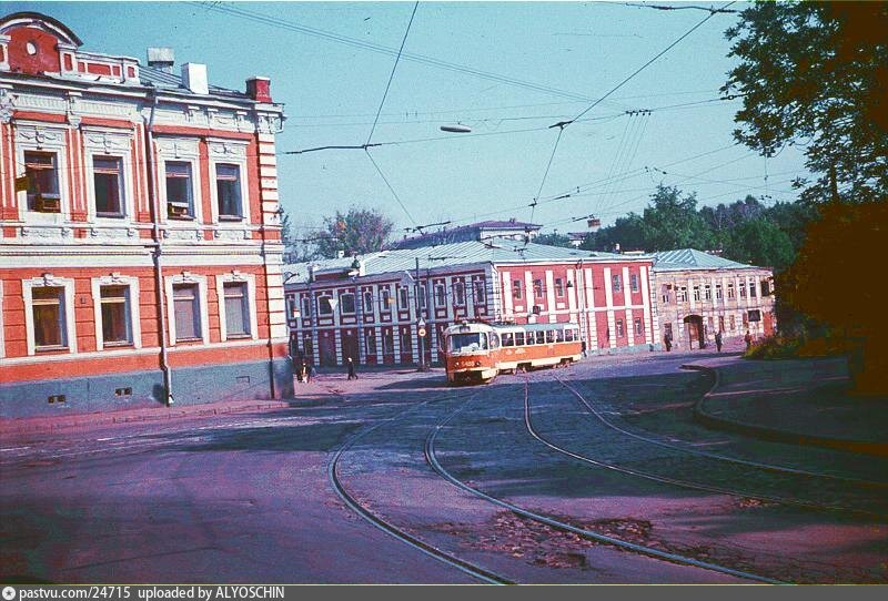 Слева на фото часть дома №13/1с1. Сейчас он выглядит практически также. Только появились разные вывески и кондиционеры, 1989-1994. С сайта www.pastvu.com.