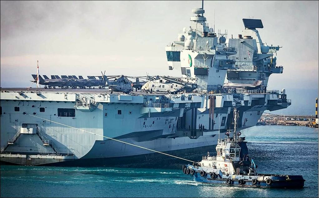 Группа линкор. HMS Queen Elizabeth. Carrier Strike Group. British Battleship in the Dock.