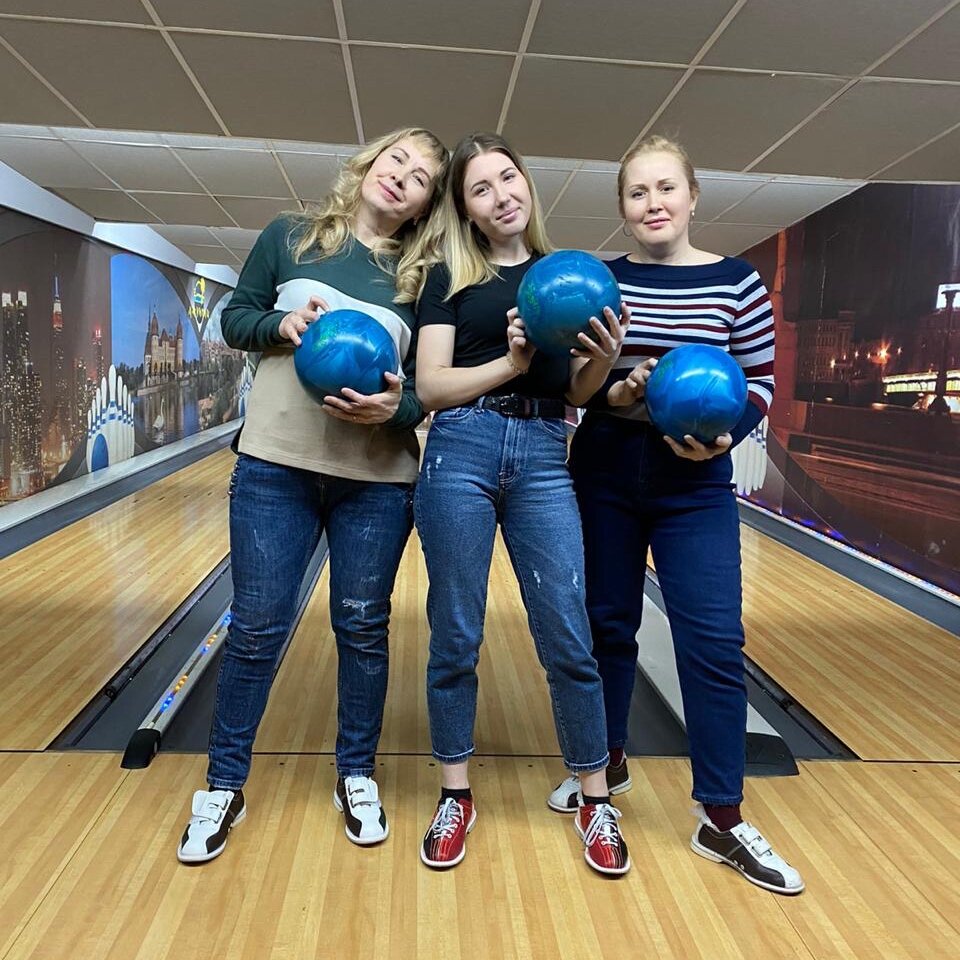 Фото автора. Я с сестрой и дочерью в боулинге.