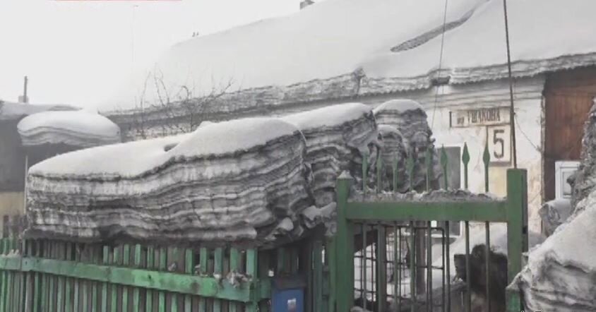 Классический бутерброд из угля и снега, который к концу зимы можно найти в любом угольном моногороде России. Да, в легких людей, на их огородах, машинах, детях, оседает примерно то  же самое. Источник: https://xn----7sbabc5ab5bq1ac6ad.xn--p1ai/
