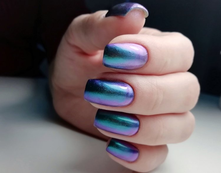 1. Втирки-металлик 
Яркие красные, розовые, синие, зеленые и фиолетовые металлики смотрятся на ногтях, как новогодние елочные шары. А еще это очень практичный и быстрый маникюр – делается буквально за считанные минуты.