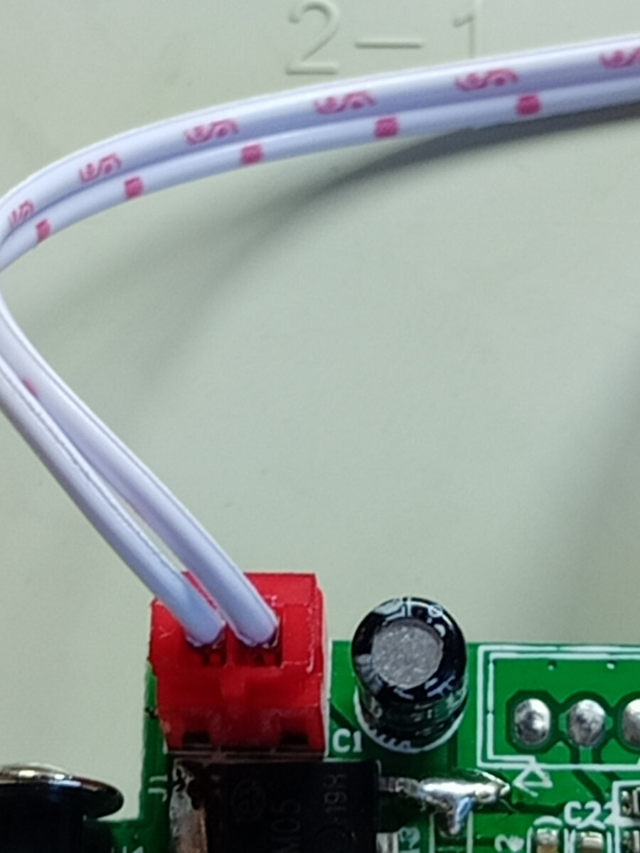 Провод помеченный точками это общий, а с S-образной меткой это +5v.