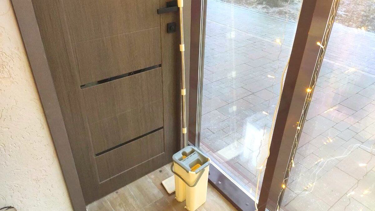 Вот такая малышка отмывает пол в парикмахерской