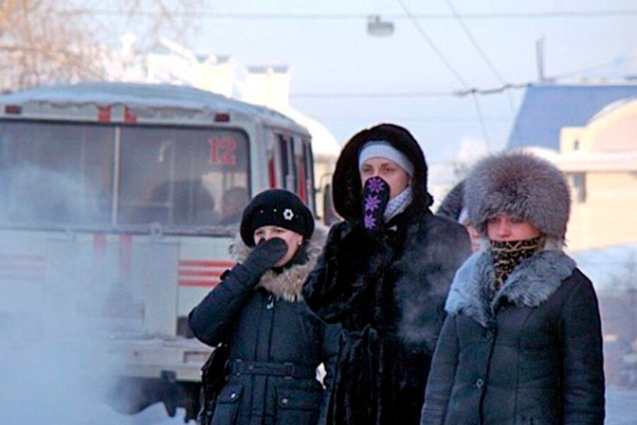 Женщины куда-то едут с утра. Видимо, на Мальдивы