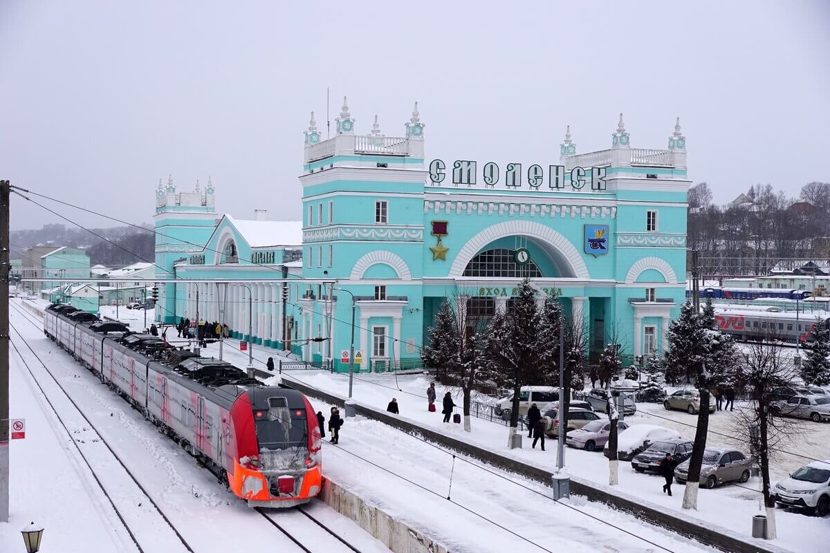 Смоленск город москва. Железнодорожный вокзал Смоленск, Смоленск. Смоленск Центральный ЖД вокзал. Вокзал города Смоленска. Смоленский вокзал в Смоленске.