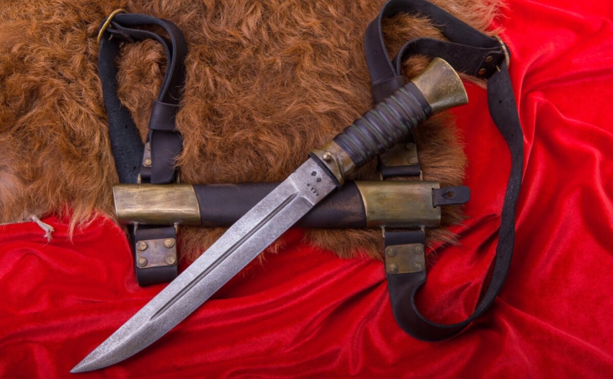 И даже вот такой "Пластунский" нож не холодное оружие, потому что нет упора для руки, нож опасен для своего хозяина.