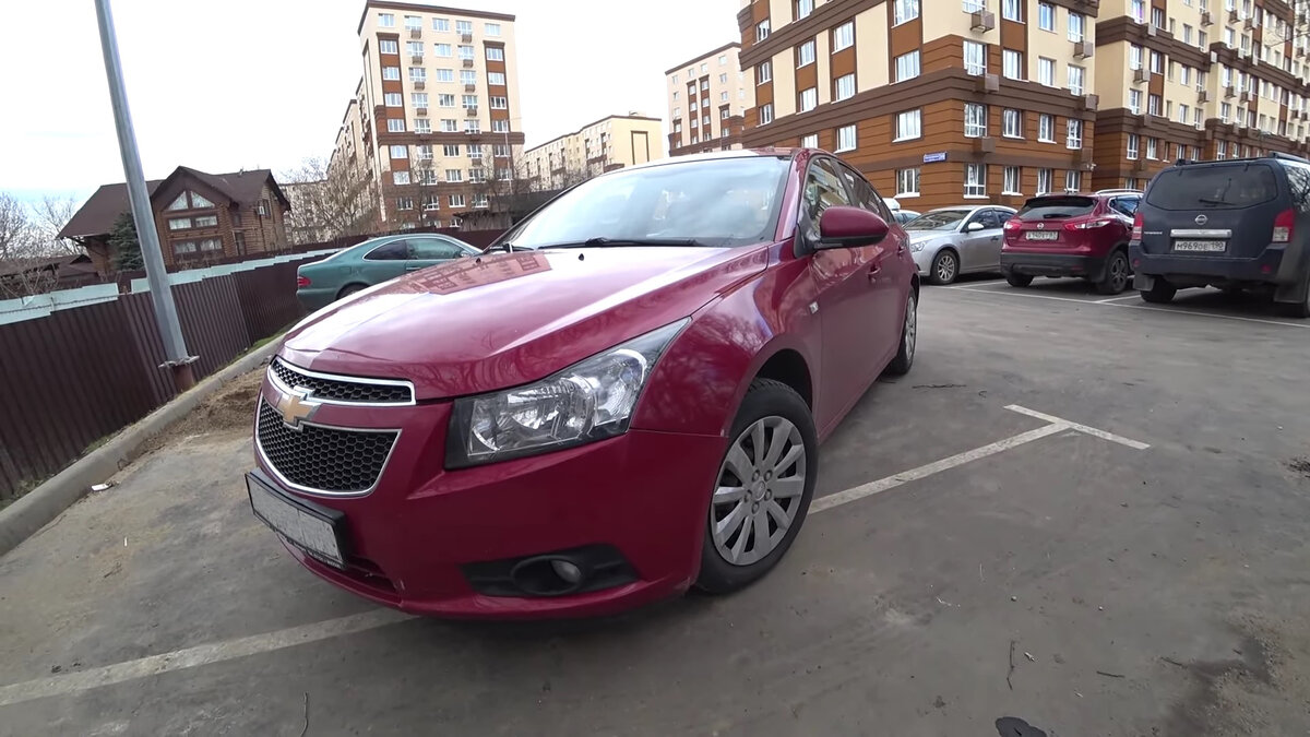 Фотография внешнего вида спереди Chevrolet Cruze 2010 года