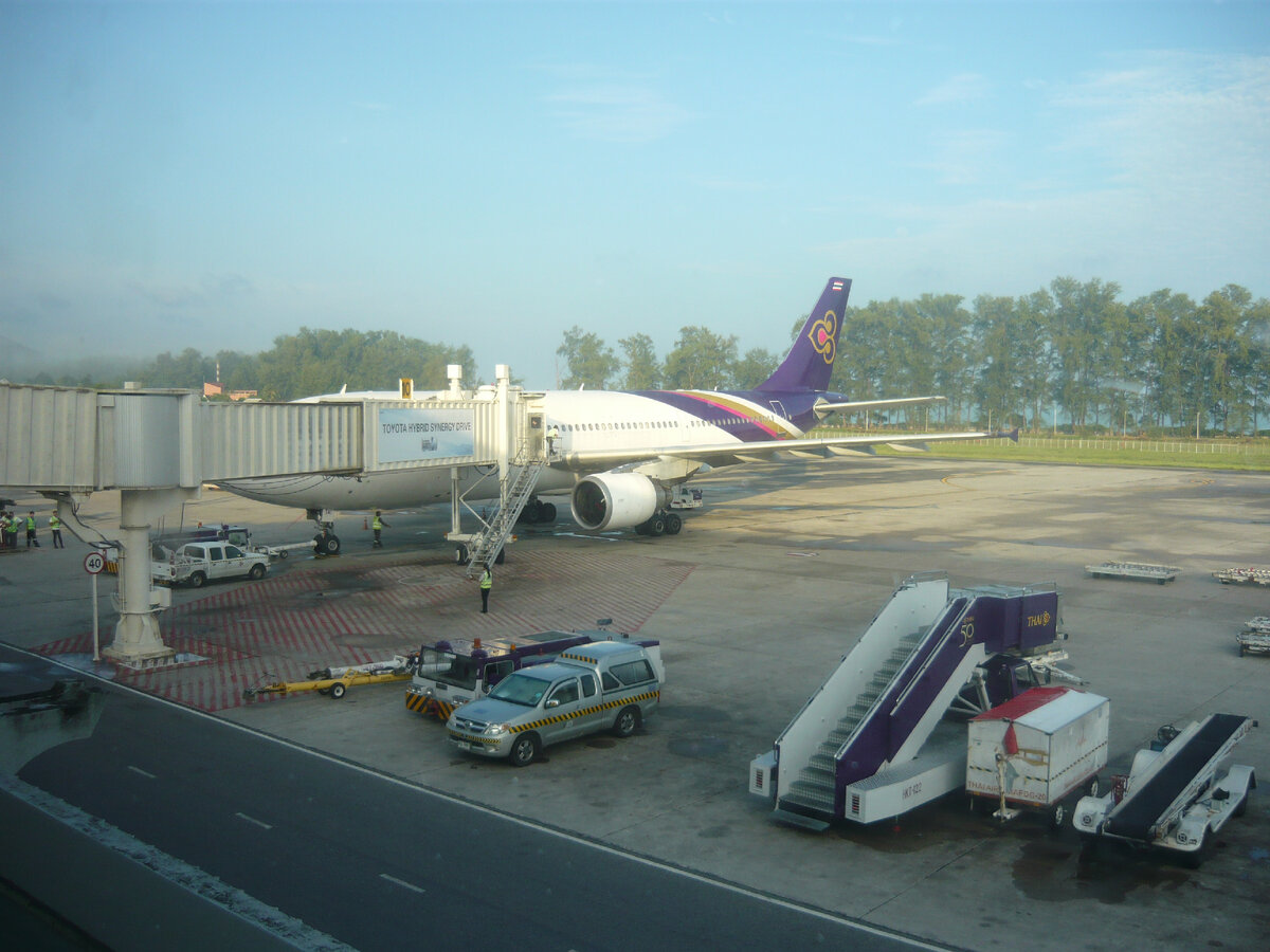 Живописный вид из окна аэропорта Пхукета. Это всё, чем насладились горе-туристы из России (фото автора) 