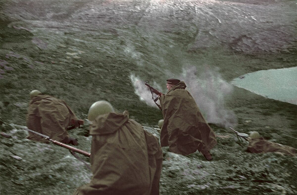 Советские морские пехотинцы в бою 