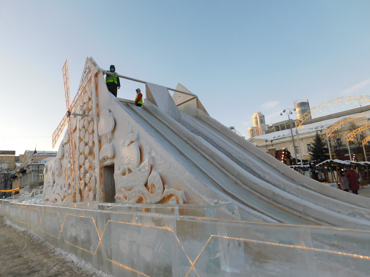 В Ледовом городке несколько довольно длинных и отлично накатанных горок. Фото автора.