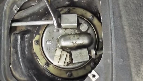 Откручиваем болты и снимаем