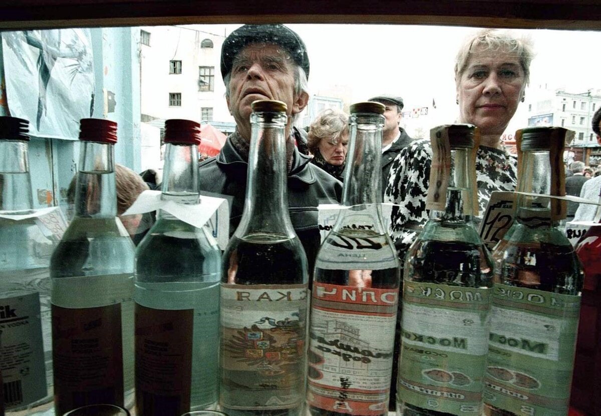 Мой товарищ на аукционе купил бутылку советской водки. Как думаете, сколько заплатил? Чуть больше 1000 рублей. И это он сторговался.-2