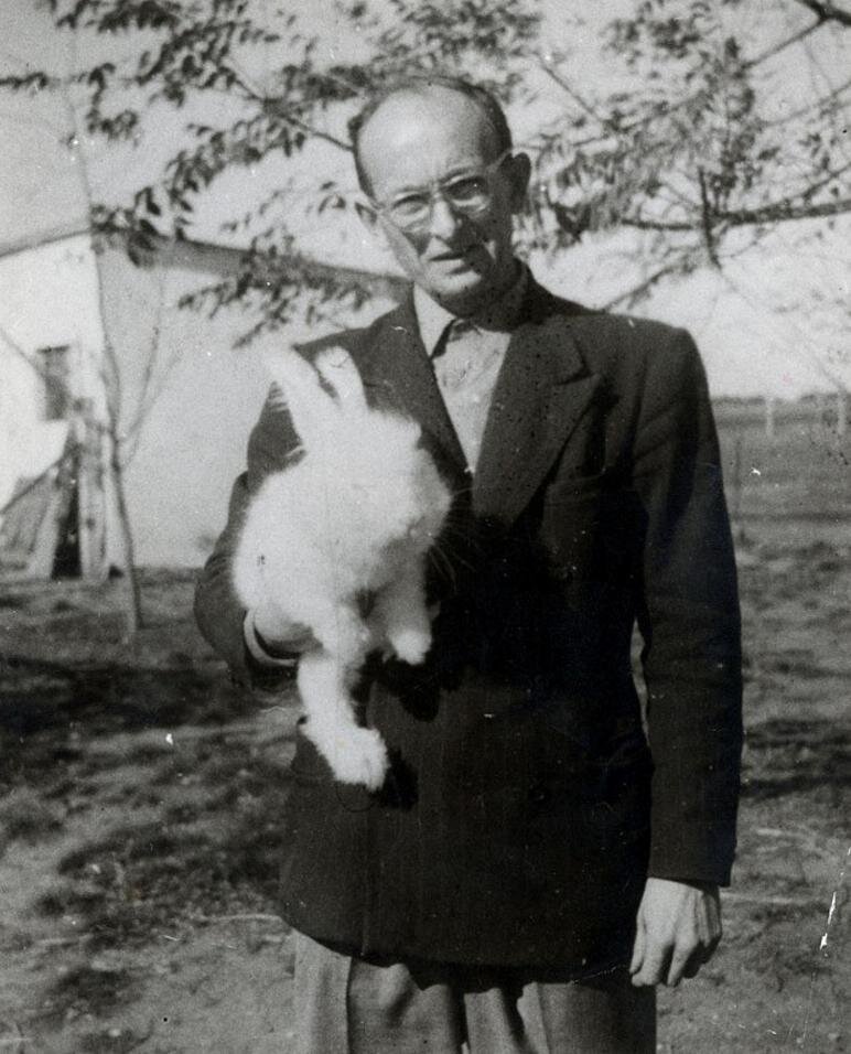 Эйхман в Аргентине в 1953 году. Источник фото: https://imgur.com/r/awwschwitz/nSCDCNG