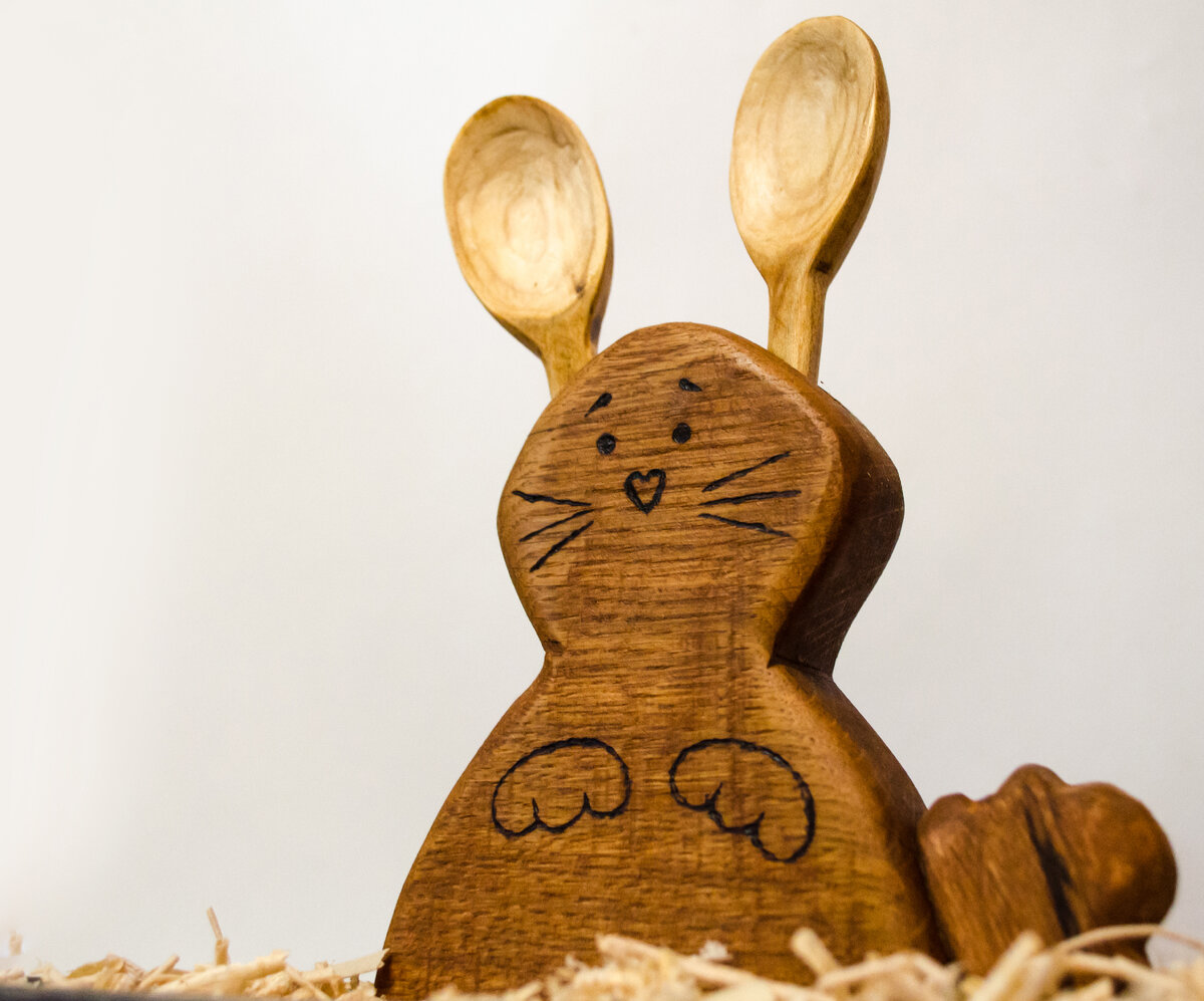 Зайчик деревянный. Деревянный зайчик. Заяц из дерева. Фигурка деревянная заяц. Заяц из фанеры.