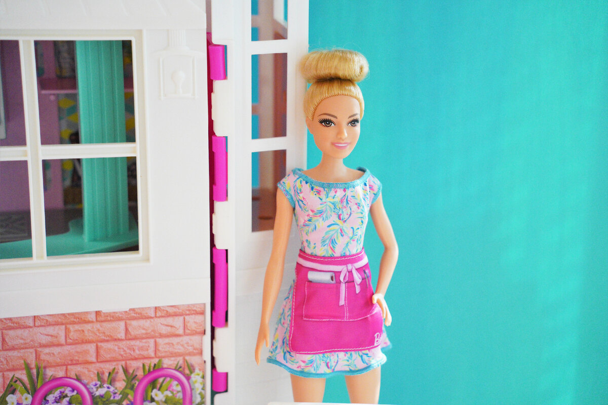 Кукла в комплекте. Платье и передник - отдельные предметы одежды. передник можно снять, что замечательно. К сожалению, карманы на переднике - имитация. 