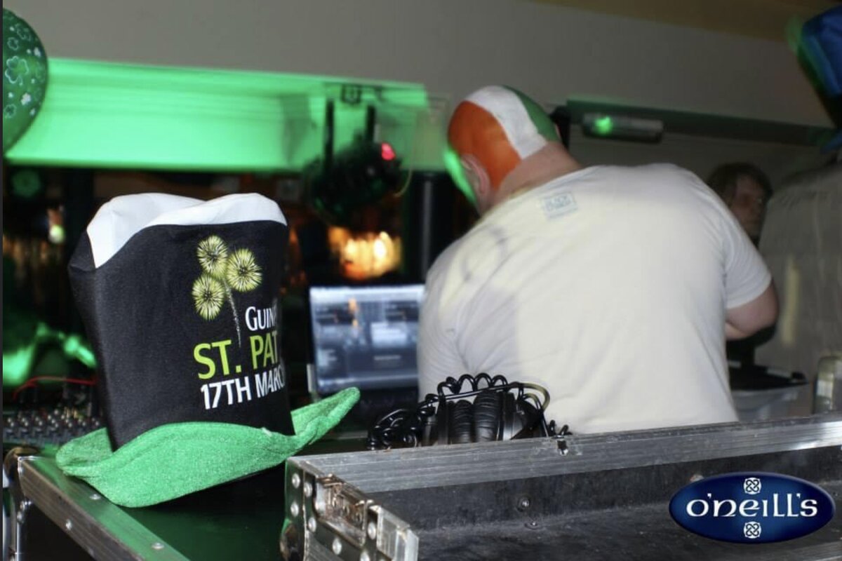 Праздник Святого Патрика в ирландском пабе О’Нилз, Винчестер. Пиво Гиннес - обязательный напиток этого праздника. Фотография из открытого источника. 