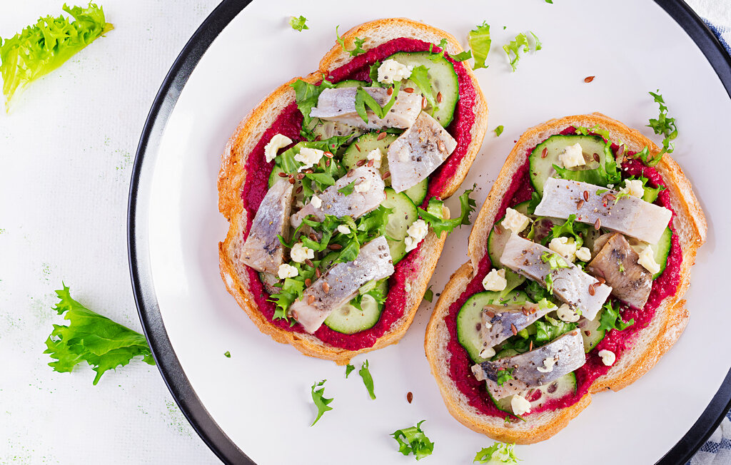 Жирная рыба идеально сочетается со свежими или запеченными овощами. Фото: envato.com