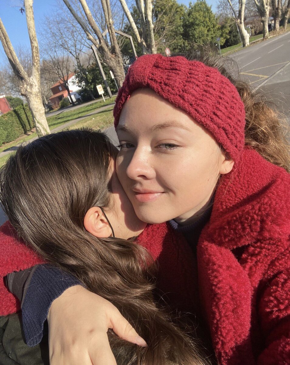 Это я и дочка этой зимой возле нашего дома на юго-западе Франции, в Брюже - городке под Бордо. 