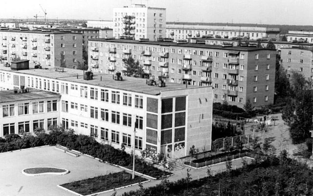 Мой любимый дом напротив школы, в которой училась я и мои дети.