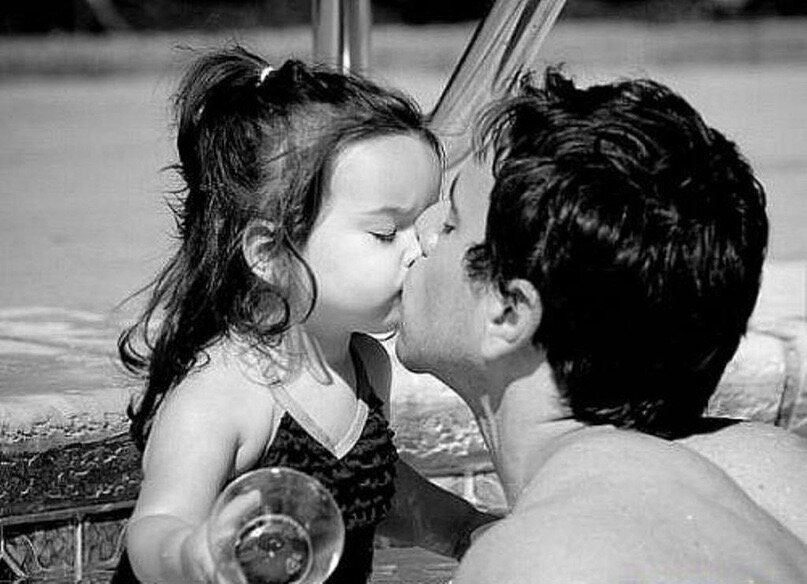 Дочь любит девочку. Целует папу. Девочка целует папу. Мужчина с дочкой.