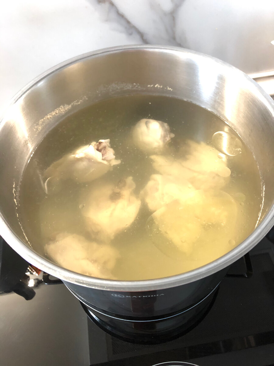 Сварить куриный бульон, процедить и убрать курицу. Она нам в супе не понадобится.