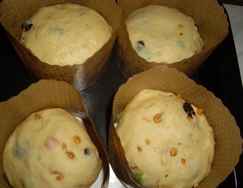 кулич с изюмом и цукатами