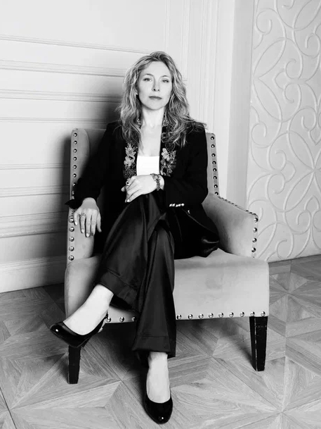 Не так давно встретилась с подругой. За обычным девчачьим разговором «обо всё и сразу» Ольга рассказала, что её Наталья вчера была на первом свидании. И вот теперь места себе не находит и ждёт, когда он ей позвонит.  
И позвонит ли вообще?
В этом вопросе вся интрига первого свидания и есть! 

Сейчас многие знакомятся в соцсетях, и это удобно. Но свидание, личное общение раскрывает человека почти полностью. Внутренний комфорт или дискомфорт сразу даёт понять, стоит ли идти на второе.

Итак, как бывает после. 
1. Сразу есть искра – класс! Тут же договариваетесь на следующее. 
2. Вообще нет. Сразу всем понятно.
Более частые ситуации, когда один хочет, а второй не уверен.
3. Мужчина в восторге от Вас, засыпает Вас смсками, настойчиво названивает, но Вам он не по душе. В таком случае, будьте честны и не тратьте время! Зачем держать его на скамейке "запасных". И не надо придумывать легенд и объяснять ему, почему. «Спасибо за вечер!» - вполне достаточно.
4.  Но ох, как волнительно, когда свидание прошло идеально, и даже был поцелуй. И на прощание, заботливо усаживая Вас в такси, он сказал: "Как доберешься до дома, напиши". А вот уже и утро прошло, и обед, вновь наступил вечер, а от него ни звонка, ни смс. Вы не выпускаете телефон из рук. Заглядывает к нему на страничку. Вам так хочется сделать первый шаг. Вот тут - стоп! Сейчас не стоит идти напрямую. Не стоит показывать, что Вы уже «попались», сдержите порыв эмоций. Займите себя в первые дни чем-то интенсивным, сходите с подругами в кино, погуляйте, займитесь уборкой или погрузитесь в учёбу. Пусть ОН не думает, что Вы «на крючке». Это подстегнёт интерес, если он есть, или сохранит Вашу самооценку, если он не готов идти дальше. Химическая реакция могла и не случиться. Ваше нейтральное смс с благодарностью за приятный вечер может послужить тестом на Ваши подозрения. 

А вообще не все первые свидания показательны! Например, я с моим будущим мужем долго встречалась, как с другом, пока однажды не пришло время прозреть! ) 

Еще больше о том, как строить отношения, я рассказываю у себя в телеграмм-канале https://t.me/secrets_of_marriage. Не забудь подписаться! 