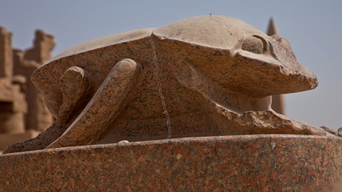 Каменный жук-скарабей в Луксоре, Египет