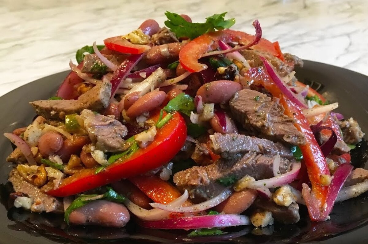 Мужские салаты рецепты с говядиной. Салат мужской каприз с говядиной. Салат с говядиной и овощами без майонеза. Мужские салаты рецепты с говядиной. Каприз салатлар.