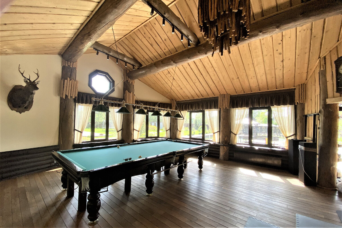 Бильярдная после навески штор. Работа студии текстильного дизайна Денье.