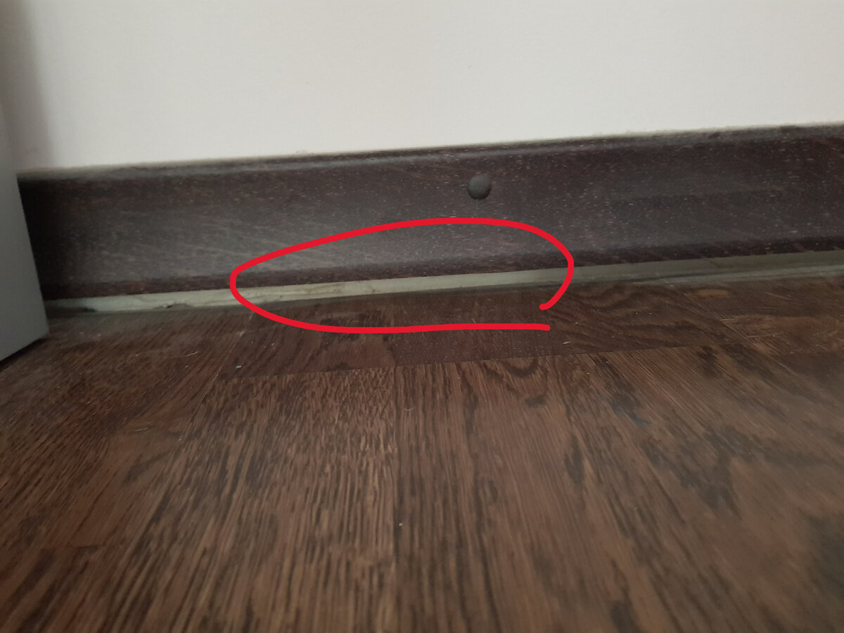 Щель между полом и плинтусом. 