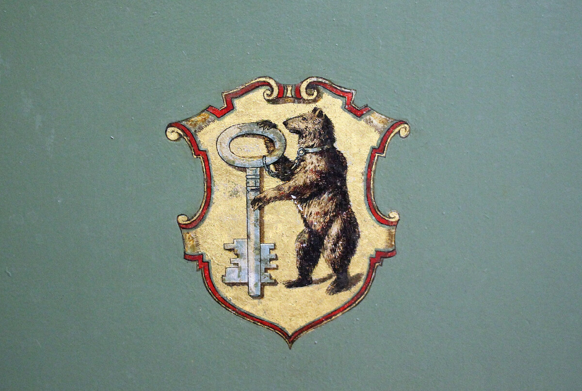 Медведь с ключом - это эмблема компании "Arnheim", производителя сейфа.