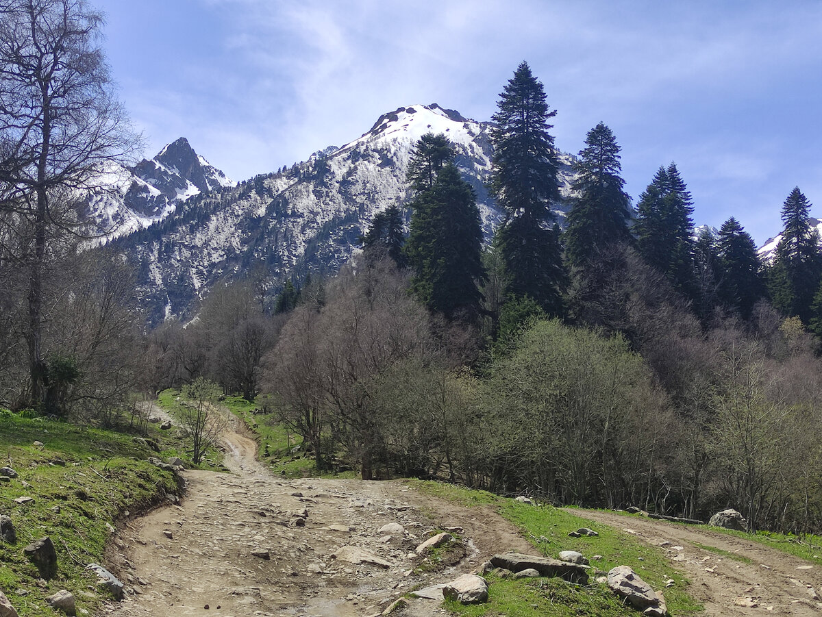 Дорога к Софийским водопадам. Можно и пешком. Но лучше доехать на машине.