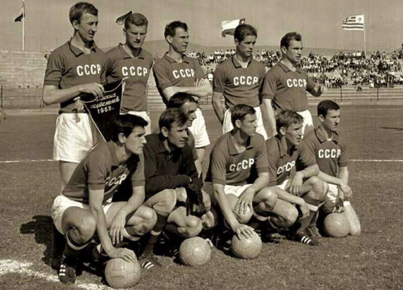 Сборная СССР (слева направо): нижний ряд - Валерий Воронин, Лев Яшин, Гиви Чохели, Анатолий Маслёнкин, Леонид Островский, Игорь Численко; верхний ряд - Игорь Нетто, Виктор Понедельник, Валентин Иванов, Виктор Каневский, Михаил Месхи.